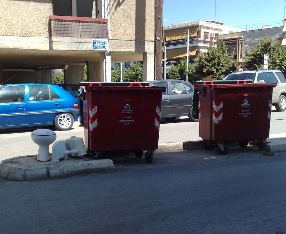 ΥΠΑΙΘΡΙΑ ΤΟΥΑΛΕΤΑ ΣΤΟ ΚΕΝΤΡΟ ΤΗΣ ΚΟΜΟΤΗΝΗΣ…