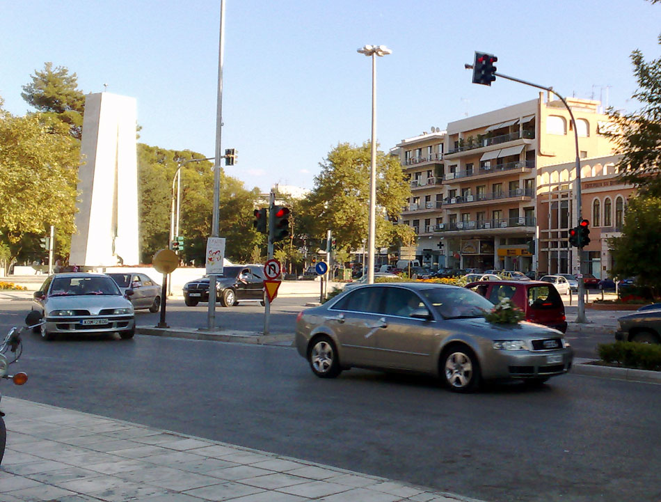 Γαμήλια πομπή στην κεντρική πλατεία Κομοτηνής