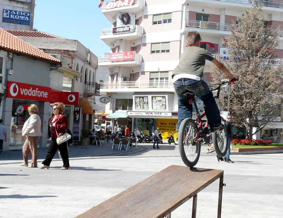 Ιπτάμενοι πιτσιρικάδες με ποδήλατα και skate board στο κέντρο της Κομοτηνής