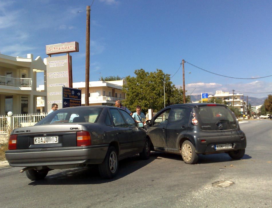 Τροχαίο με υλικές ζημιές, σήμερα στην οδό Κοσμίου