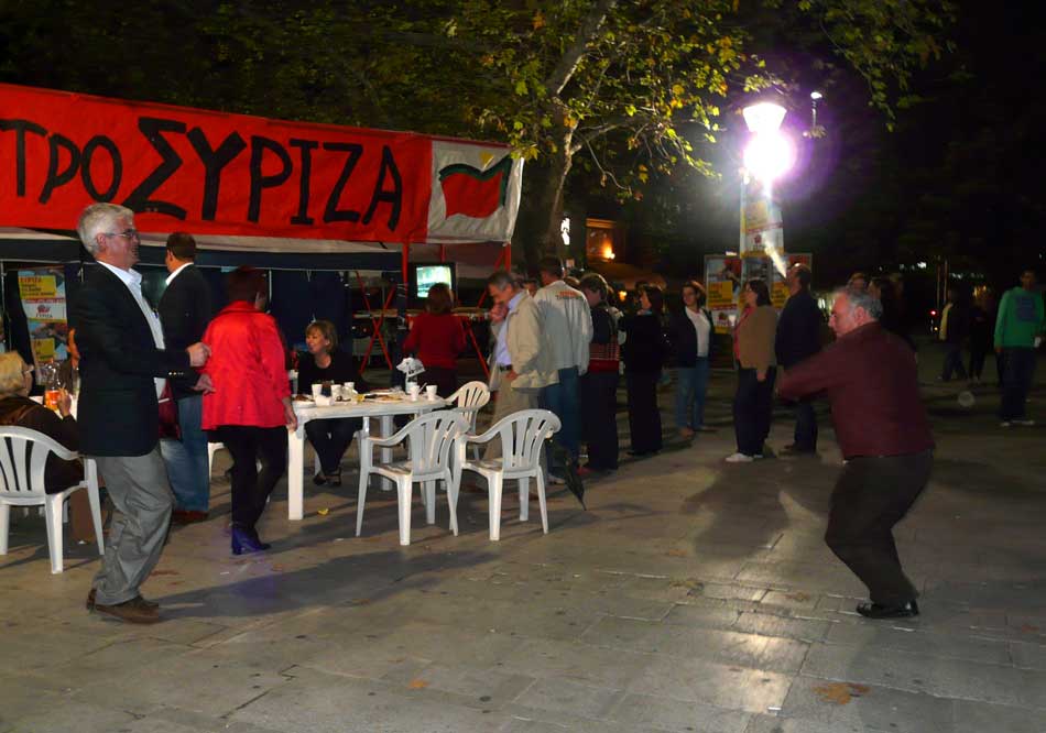 [ΦΩΤΟΓΡΑΦΙΕΣ] Με νταούλια και ζουρνάδες ο ΣΥΡΙΖΑ στην κεντρική πλατεία