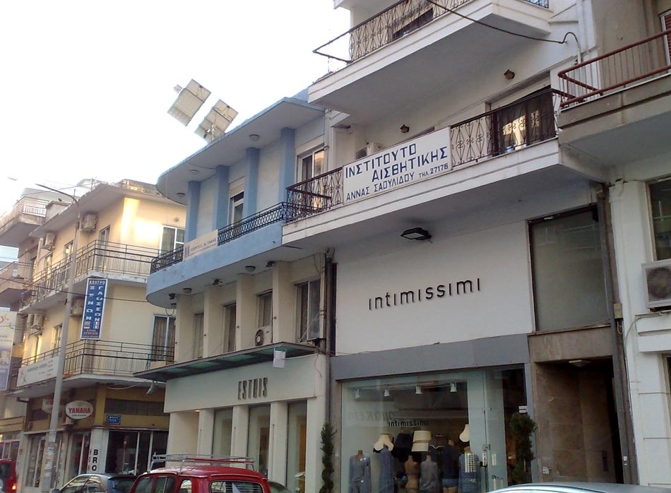 Διαφημιστική ταμπέλα, έτοιμη να πέσει στα κεφάλια των περαστικών!