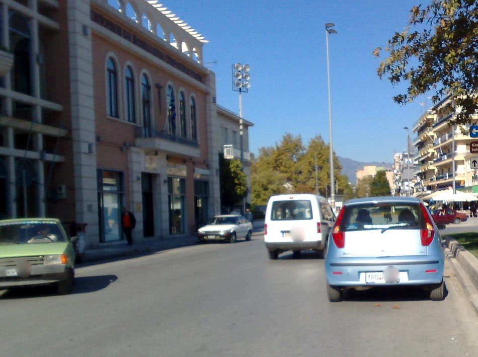 Παρκάρουν παράνομα μπροστά στο σπαθί αδιαφορώντας για τους υπόλοιπους οδηγούς