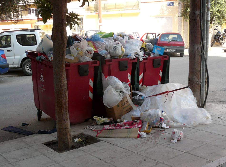 Η αδιαφορία των Κομοτηναίων και η αδυναμία της Δημοτικής Αρχής “γεμίζουν” με σκουπίδια τους δρόμους