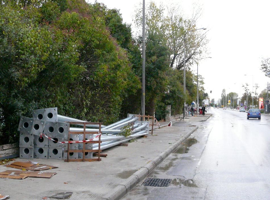 Ατελείωτα έργα στη Σισμάνογλου χωρίς καμία φροντίδα για τους πεζούς