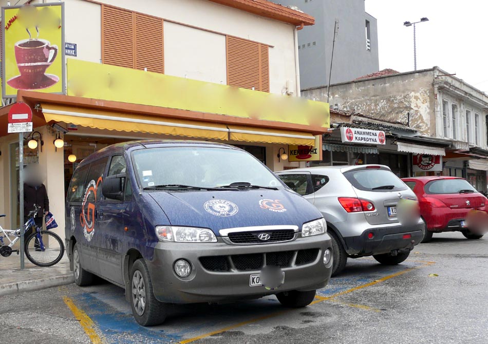 ΓΙΝΕΤΑΙ ΚΑΙ ΣΩΣΤΗ ΧΡΗΣΗ ΤΟΥ ΑΝΑΠΗΡΙΚΟΥ ΠΑΡΚΙΝ ΣΤΗΝ ΚΕΝΤΡΙΚΗ ΠΛΑΤΕΙΑ ΚΟΜΟΤΗΝΗΣ!