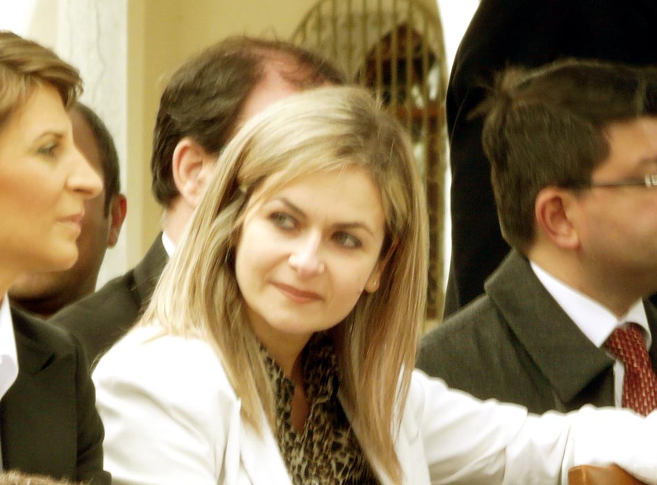 ΠΑΣΟΚΟΙ ΚΑΙ …ΠΑΠΑΔΕΣ “ΕΦΑΓΑΝ” ΤΗΝ ΣΙΜΠΕΛ;