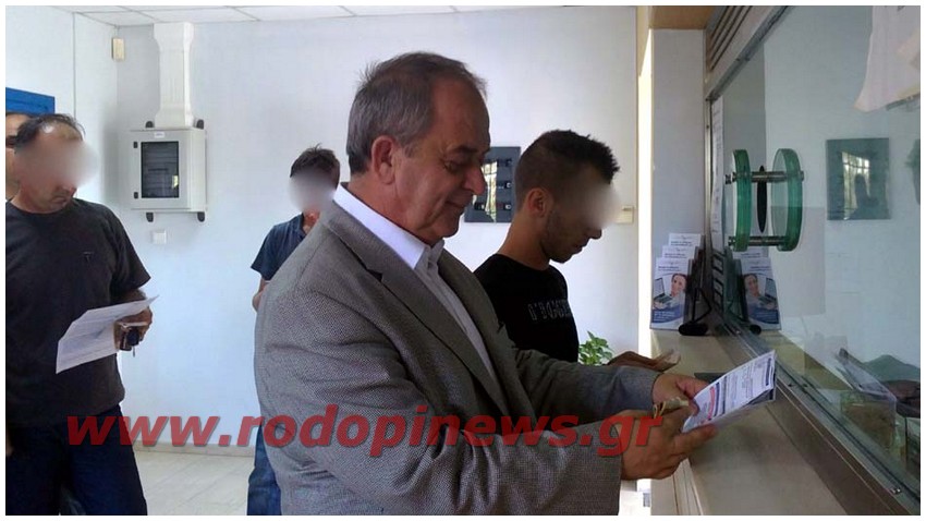 ΠΕΡΙΜΕΝΕΙ ΣΤΗΝ ΟΥΡΑ ΓΙΑ ΝΑ ΠΛΗΡΩΣΕΙ ΛΟΓΑΡΙΑΣΜΟΥΣ ΣΥΜΠΟΛΙΤΩΝ ΤΟΥ Ο ΑΧΜΕΤ ΧΑΤΖΗΟΣΜΑΝ