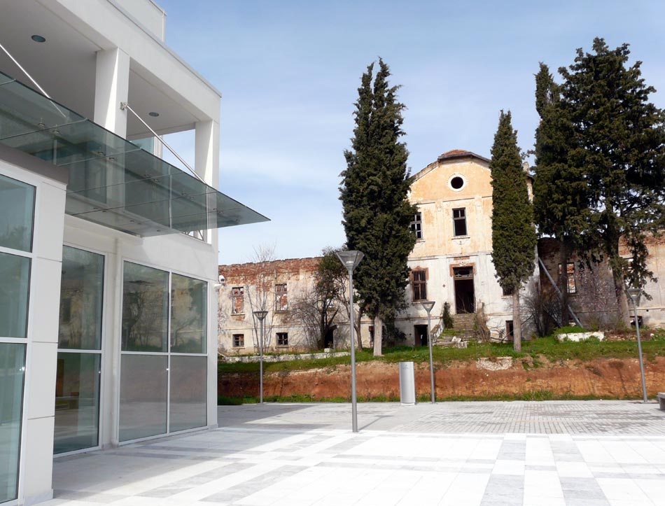 Κέντρο στέγασης απόρων το Μέγαρο Μουσικής Κομοτηνής;