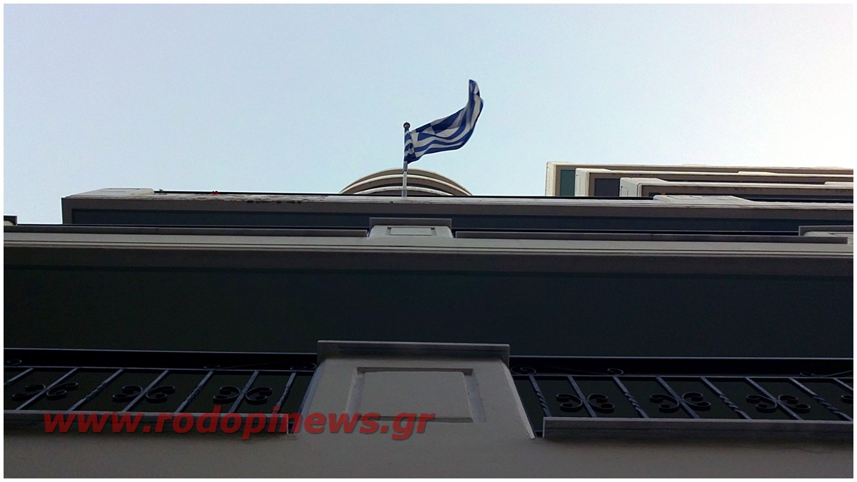 Ελληνικές σημαίες στα μπαλκόνια …και πολύχρωμα μπαλόνια!
