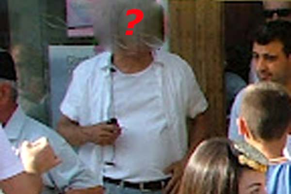Ποιος είναι ο μάγκας αυτοδιοικητικός της φωτογραφίας με το κοντομάνικο και το hands free;