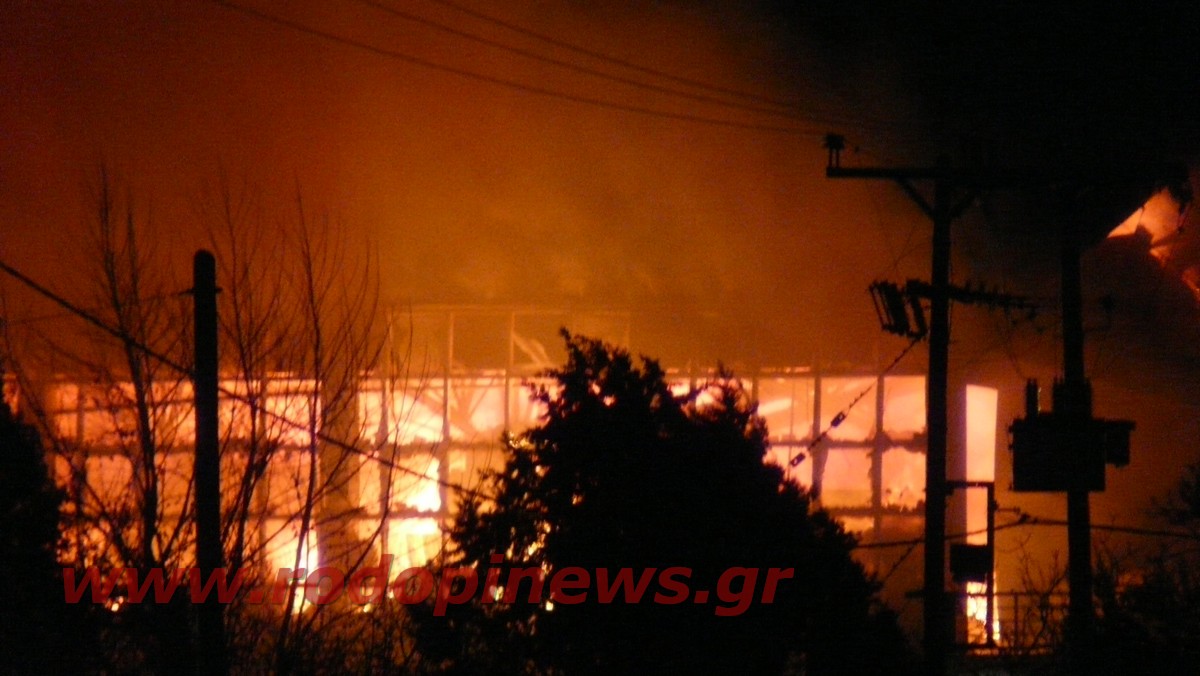 Πυρκαγιά κατέστρεψε το εργοστάσιο εσωρούχων Πέτσας Α.Ε. – Κινδύνεψαν οι εργαζόμενοι, ένας πυροσβέστης τραυματίας