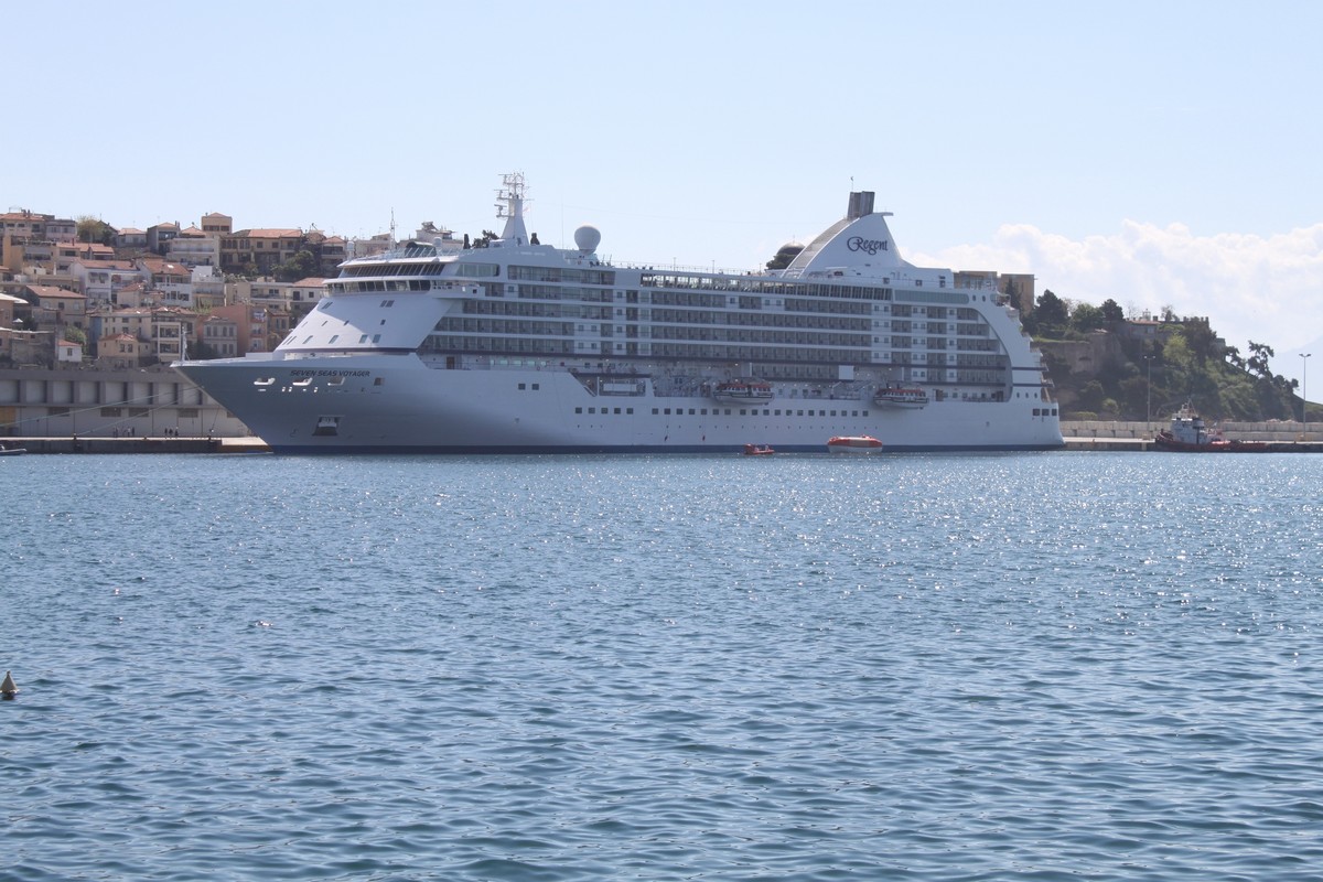 Ιδιαίτερα θερμή υποδοχή του κρουαζιερόπλοιου Seven Seas Voyager στην Καβάλα