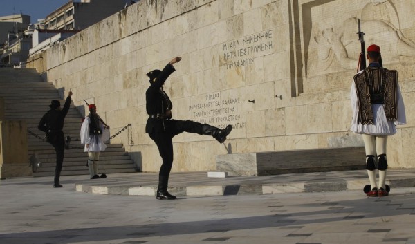 Δεν ξεχνώ το Πόντο: Οι Εύζωνες”μίλησαν” μπροστά στον Άγνωστο Στρατιώτη