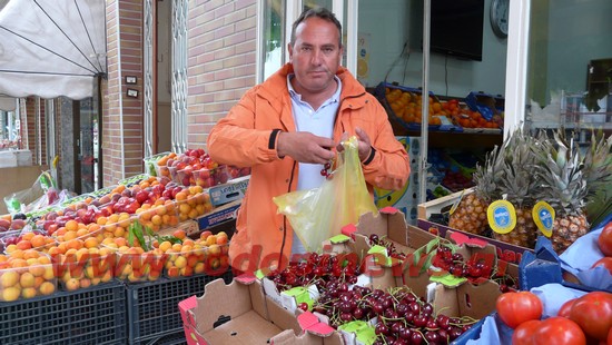 Ενας κερασοπαραγωγός από τα χωριά του “Γιακά” που δεν παρακαλάει …τον ΕΛΓΑ