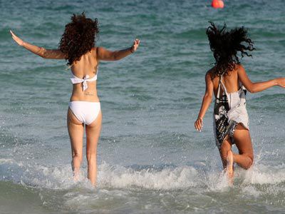 Ναι στο κολύμπι για τις μυοσκελετικές παθήσεις αλλά …με προσοχή στα τσιμπήματα