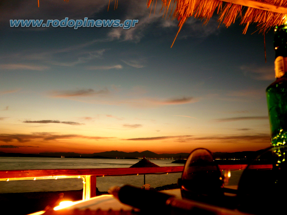Baracuda Beach Bar στο Φανάρι Ροδόπης: Μπαλκόνι με θέα το καλοκαίρι που ακόμη δεν έφυγε