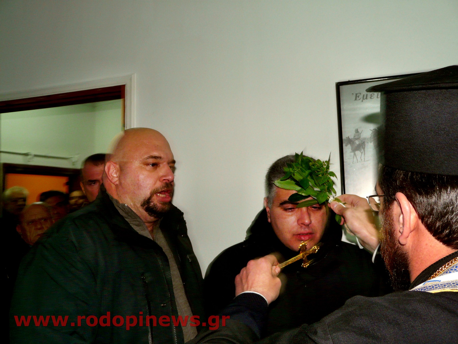 Εγκαίνια γραφείων της Χρυσής Αυγής στην Κομοτηνή με κρύο, βροχή …και δακρυγόνα