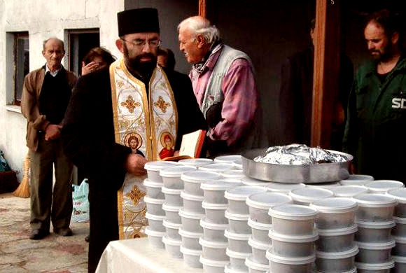 Κώστας Τσουρέλης: Ενας απίστευτα δραστήριος παπάς που είχε χρόνο για όλους εκτός από τον εαυτό του…