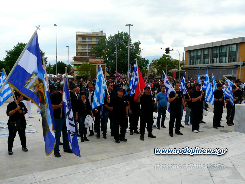 Παραλειπόμενα της παρέλασης: Κατέθεσε στεφάνι …με τσαμπουκά ο βουλευτής Αντώνης Γρέγος της Χρυσής Αυγής
