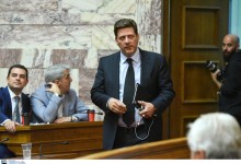 Η ΒΟΥΛΗ ΓΛΙΤΩΣΕ ΤΟΝ ΜΙΛΤΙΑΔΗ ΒΑΡΒΙΤΣΙΩΤΗ ΑΠΟ ΤΟ ΕΔΩΛΙΟ