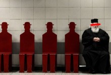 ΜΕΣ ΤΗΝ… “ΤΡΕΛΗ ΧΑΡΑ” (ΚΑΙ ΣΤΑ ΜΙΚΡΑ ΠΑΙΔΙΑ) Ο ΑΡΧΙΜΑΝΔΡΙΤΗΣ ΠΟΥ ΜΗΝΥΘΗΚΕ ΓΙΑ “ΠΑΙΔΕΡΑΣΤΙΑ”