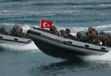 ΤΟΥΡΚΟΙ ΚΟΜΑΝΤΟΣ ΜΕ ΦΟΥΣΚΩΤΑ ΣΤΗΝ ΣΥΜΗ – ΣΥΝΑΓΕΡΜΟΣ ΣΤΙΣ ΕΛΛΗΝΙΚΕΣ ΕΝΟΠΛΕΣ ΔΥΝΑΜΕΙΣ