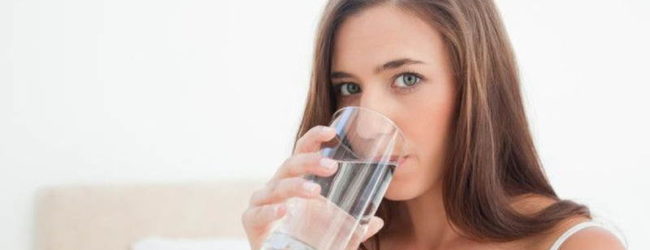 ΤΙ ΣΥΜΒΑΙΝΕΙ ΣΤΟ ΣΩΜΑ ΜΑΣ ΟΤΑΝ ΠΙΝΟΥΜΕ ΝΕΡΟ ΜΕ ΑΔΕΙΟ ΣΤΟΜΑΧΙ ΟΤΑΝ ΞΥΠΝΑΜΕ