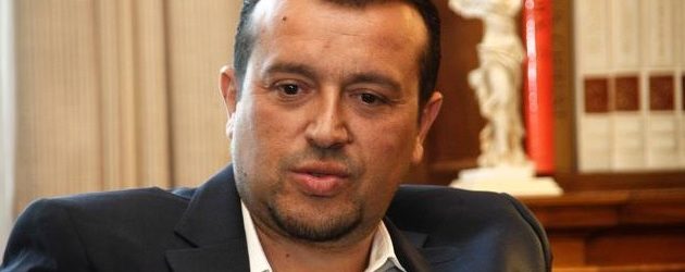 ΝΙΚΟΣ ΠΑΠΠΑΣ: Η ΕΛΛΑΔΑ ΛΗΣΤΕΥΘΗΚΕ ΑΠΟ ΤΟΥΣ ΒΑΡΟΝΟΥΣ ΤΩΝ ΜΜΕ