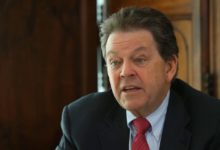 ΝΑ ΦΥΓΟΥΝ ΑΠΟ ΤΟ ΕΥΡΩ ΚΑΙ ΝΑ ΚΛΕΒΟΥΝ ΤΗΝ ΕΦΟΡΙΑ ΠΡΟΤΕΙΝΕΙ ΣΤΟΥΣ ΕΛΛΗΝΕΣ Ο ΟΙΚΟΝΟΜΟΛΟΓΟΣ ΑΡΘΟΥΡ ΛΑΦΕΡ