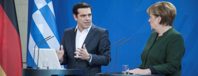 “ΑΛΕΞΗ ΜΗ ΛΥΓΙΣΕΙΣ”: ΕΛΛΗΝΕΣ ΦΟΙΤΗΤΕΣ ΚΑΙ ΟΜΟΓΕΝΕΙΣ ΕΜΨΥΧΩΣΑΝ ΤΟΝ ΠΡΩΘΥΠΟΥΡΓΟ