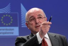 Ο ΚΑΡΑΜΑΝΛΗΣ ΚΑΤΕΣΤΡΕΨΕ ΤΗΝ ΟΙΚΟΝΟΜΙΑ ΤΗΣ ΕΛΛΑΔΑΣ ΛΟΓΩ ΑΝΙΚΑΝΟΤΗΤΑΣ, ΛΕΕΙ Ο ΑΛΜΟΥΝΙΑ