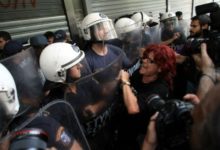 ΑΣΤΥΝΟΜΙΚΟΣ ΤΩΝ ΜΑΤ ΧΤΥΠΗΣΕ ΚΑΘΑΡΙΣΤΡΙΕΣ ΚΑΙ ΜΕΤΑ ΤΙΣ ΜΗΝΥΣΕ