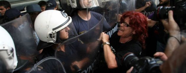 ΑΣΤΥΝΟΜΙΚΟΣ ΤΩΝ ΜΑΤ ΧΤΥΠΗΣΕ ΚΑΘΑΡΙΣΤΡΙΕΣ ΚΑΙ ΜΕΤΑ ΤΙΣ ΜΗΝΥΣΕ