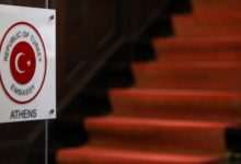 ΙΔΙΑΙΤΕΡΑ ΠΡΟΒΛΗΜΑΤΙΣΜΕΝΟ ΤΟ ΜΑΞΙΜΟΥ ΑΠΟ ΤΗΝ ΕΠΙΘΕΣΗ ΣΤΟ ΤΟΥΡΚΙΚΟ ΠΡΟΞΕΝΕΙΟ ΚΟΜΟΤΗΝΗΣ