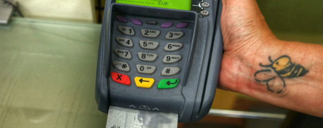 ΚΟΙΝΗ ΥΠΟΥΡΓΙΚΗ ΑΠΟΦΑΣΗ: ΠΟΙΟΙ ΕΠΑΓΓΕΛΜΑΤΙΕΣ ΥΠΟΧΡΕΟΥΝΤΑΙ ΝΑ ΔΙΑΘΕΤΟΥΝ ΣΥΣΤΗΜΑ ΧΡΕΩΣΗΣ ΚΑΡΤΩΝ