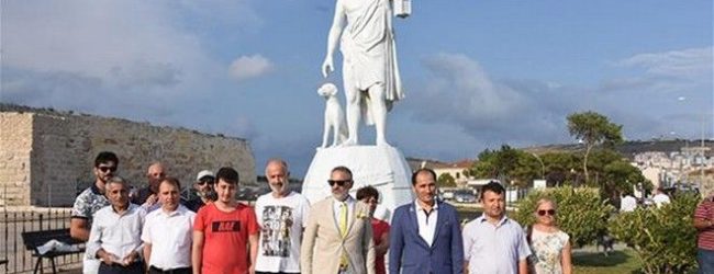 ΤΟΥΡΚΟΙ ΑΚΡΟΔΕΞΙΟΙ ΑΠΟ ΤΗΝ ΣΙΝΩΠΗ ΤΟΥ ΠΟΝΤΟΥ ΑΠΑΙΤΟΥΝ ΤΗΝ ΑΠΟΜΑΚΡΥΝΣΗ ΤΟΥ ΑΓΑΛΜΑΤΟΣ ΤΟΥ ΔΙΟΓΕΝΗ
