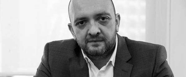 ΣΤΑΜΑΤΗΣ ΖΑΧΑΡΟΣ: ΓΙΝΕΤΑΙ ΚΩΛΟΤΟΥΜΠΑ ΦΟΡΩΝΤΑΣ ΡΑΣΟ;