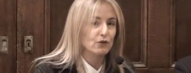ΑΝΝΥ ΠΑΠΑΡΡΟΥΣΟΥ: ΨΕΥΔΕΠΙΓΡΑΦΗ Η ΠΟΙΝΙΚΗ ΔΙΩΞΗ ΓΙΑ ΤΙΣ ΜΠΟΓΙΕΣ ΣΤΗΝ ΒΟΥΛΗ