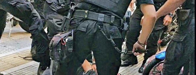2 ΠΟΛΙΤΕΣ ΚΑΙ 4 ΑΣΤΥΝΟΜΙΚΟΙ ΣΕ ΔΙΚΗ ΓΙΑ ΤΗΝ ΔΟΛΟΦΟΝΙΑ ΖΑΚ ΚΩΣΤΟΠΟΥΛΟΥ