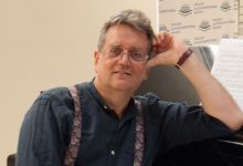 ΑΘΑΝΑΣΙΟΣ ΔΡΙΤΣΑΣ: Ο ΚΑΡΔΙΟΛΟΓΟΣ ΠΟΥ ΘΕΡΑΠΕΥΕΙ ΜΕ ΤΗΝ ΜΟΥΣΙΚΗ